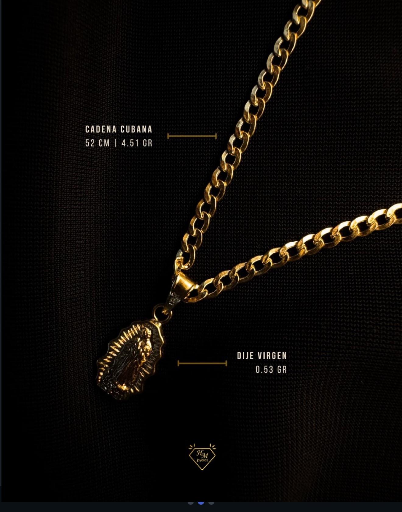 Foto real de la cadena cubana de oro con dije de la Virgen sobre tela negra