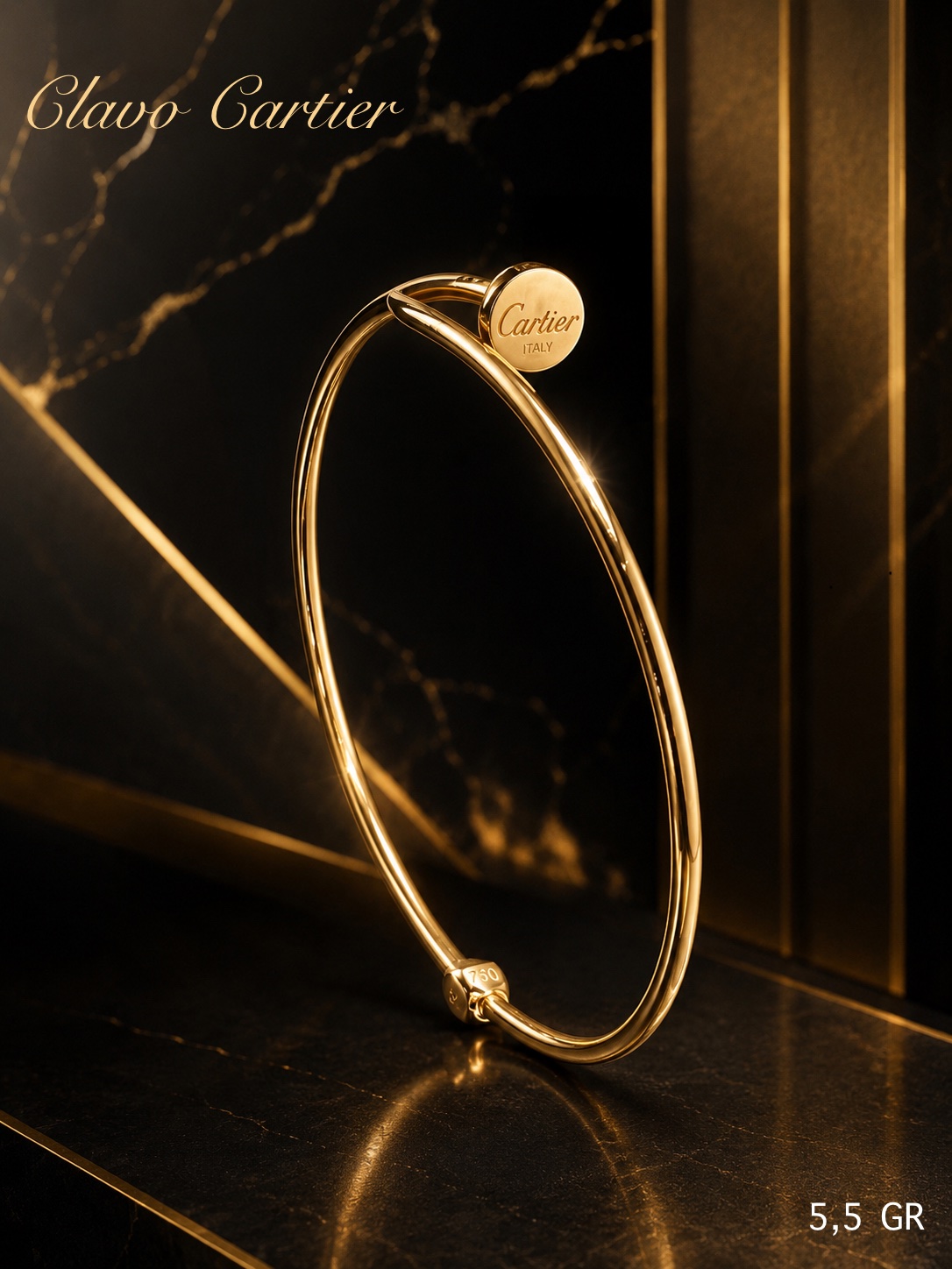 Pulsera Clavo Cartier de oro de 5,5 gramos apoyada sobre mármol negro con vetas doradas