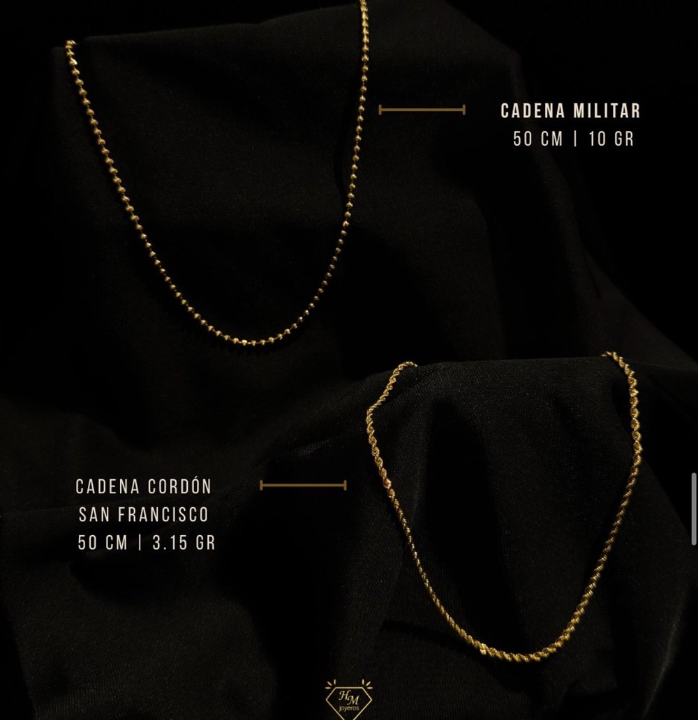 Foto real de la cadena militar y el cordón San Francisco de oro sobre tela negra